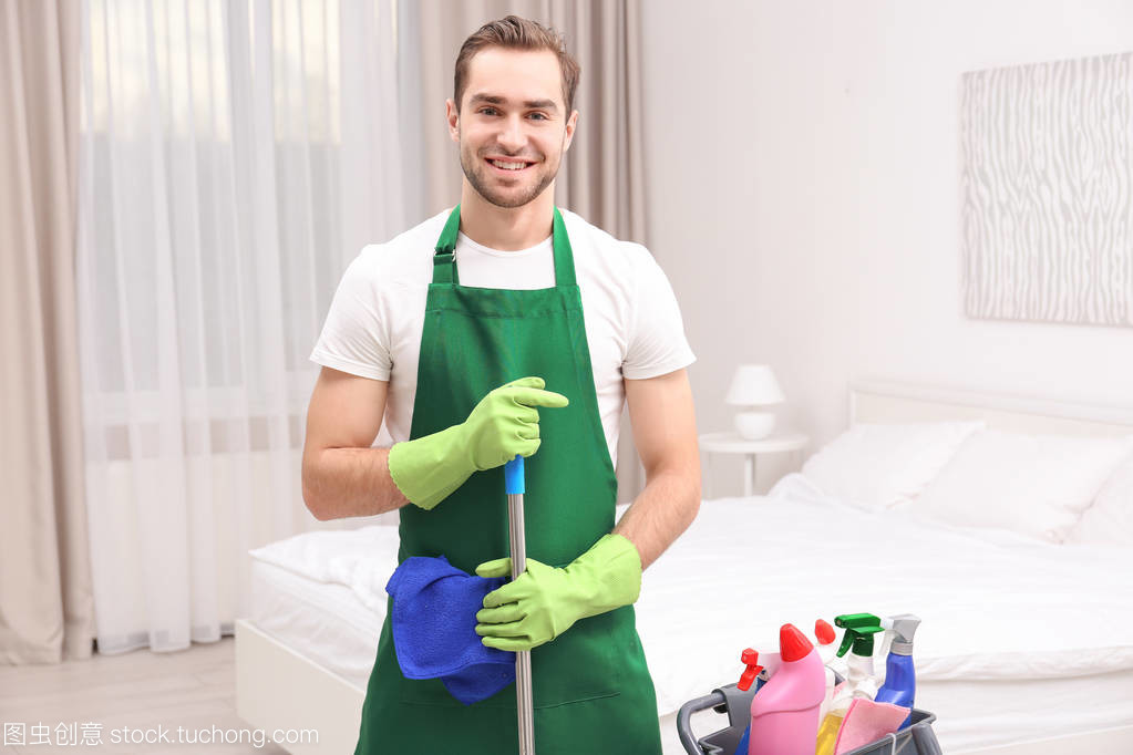 年輕的男清潔工 專業(yè)、高效與細(xì)致的保潔服務(wù)